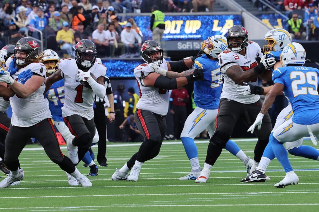 Wirfs-Tristan-Ben-Bredeson-Rachaad-White-Bucs-Chargers-run-game.jpg