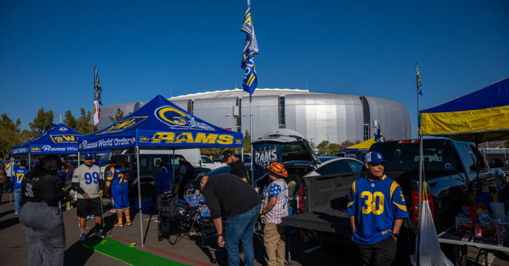 13NFL-SHOWGOESON-wtjf-facebookJumbo.jpg