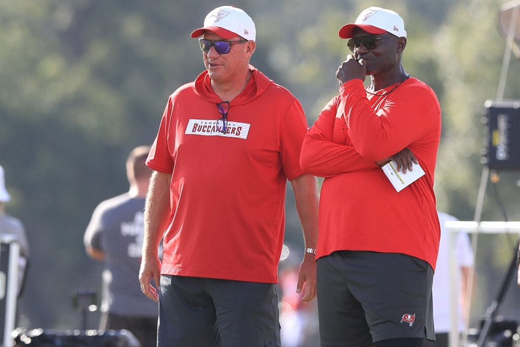 Licht-Jason-Todd-Bowles-Bucs-camp-smile-discuss.jpg