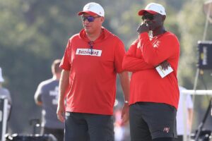 Licht-Jason-Todd-Bowles-Bucs-camp-smile-discuss.jpg