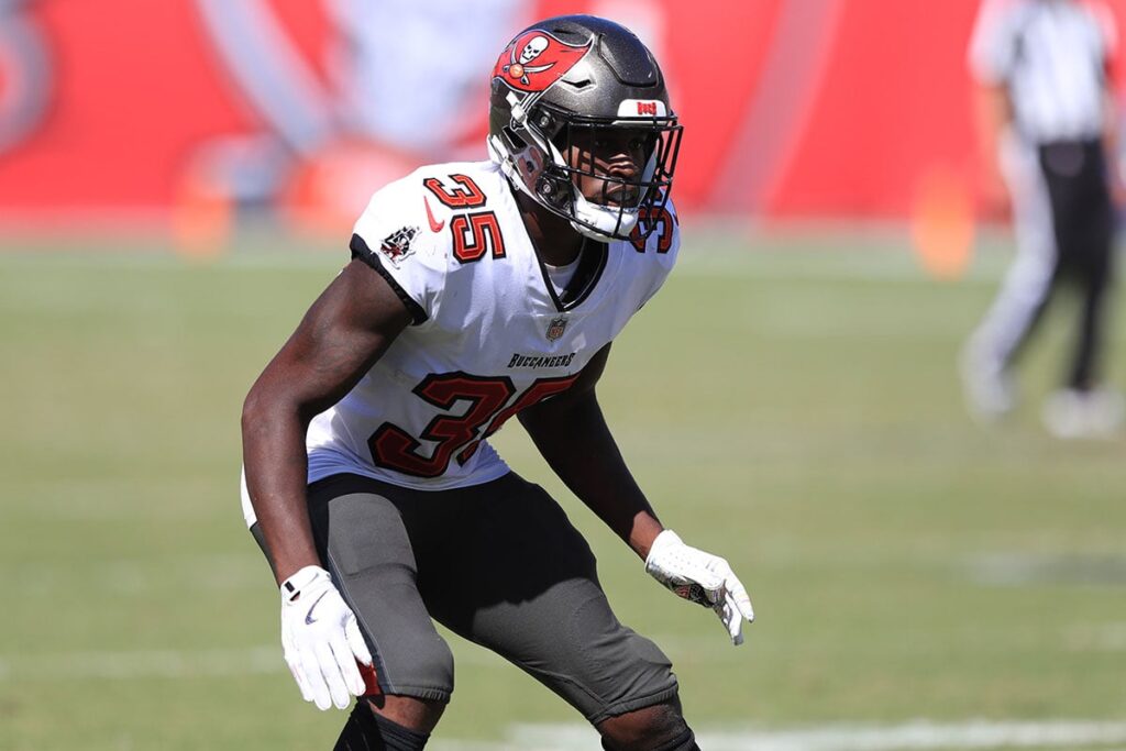 Dean-Jamel-Bucs-Eagles-stance.jpg