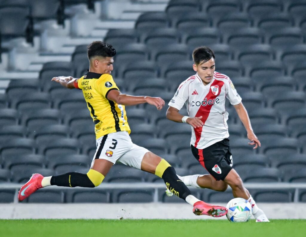 Ian-Subiabre-in-action-for-River-Plate.jpg