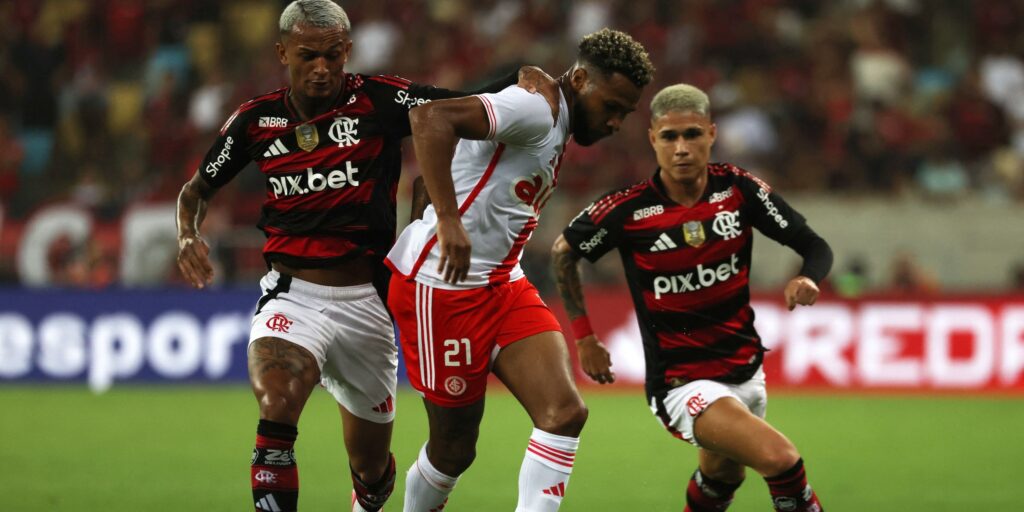 internacional-s-wesley-in-action-with-flamengo-s-wesley-franca-and-luiz-araujo.JPG