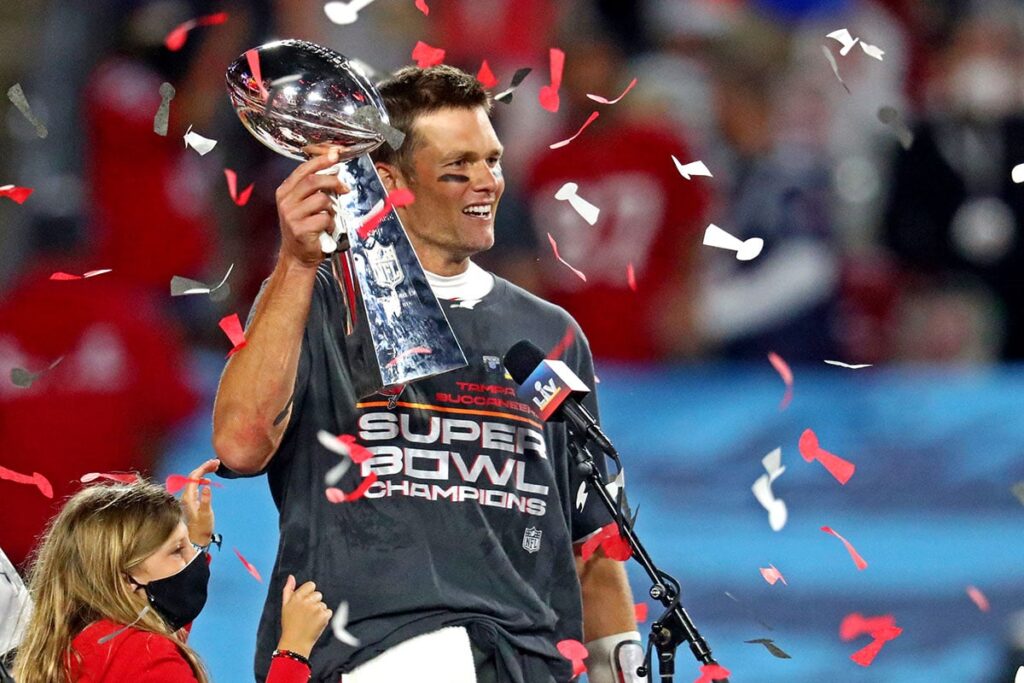 Brady-Tom-Bucs-Super-Bowl-trophy-look.jpg