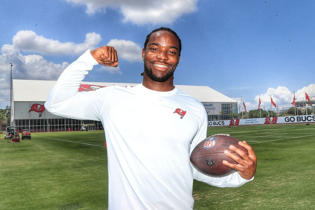 Morrison-Benjamin-Bucs-camp-pose-flex.jpg