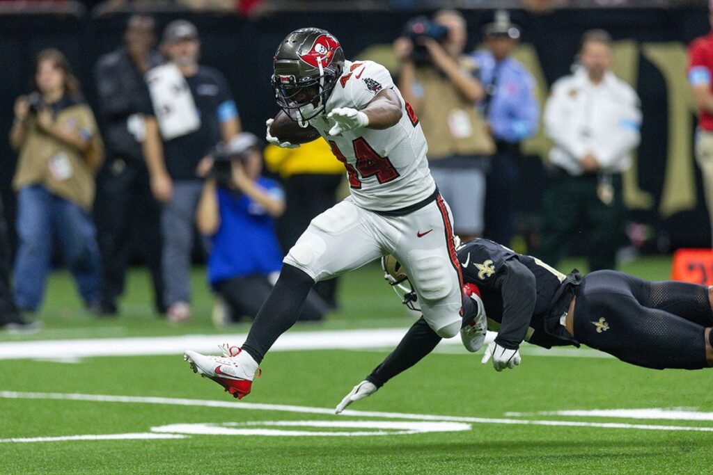 Tucker-Sean-Bucs-Saints-leap.jpg