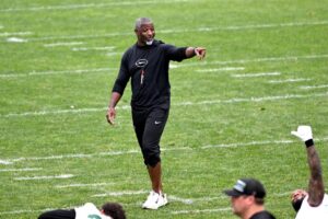 jets-head-coach-aaron-glenn-105523651.jpg