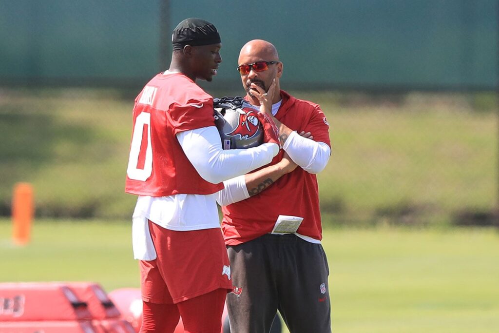 Diaby-Yaya-Larry-Foote-Bucs-MC-discuss.jpg