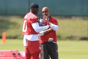 Diaby-Yaya-Larry-Foote-Bucs-MC-discuss.jpg