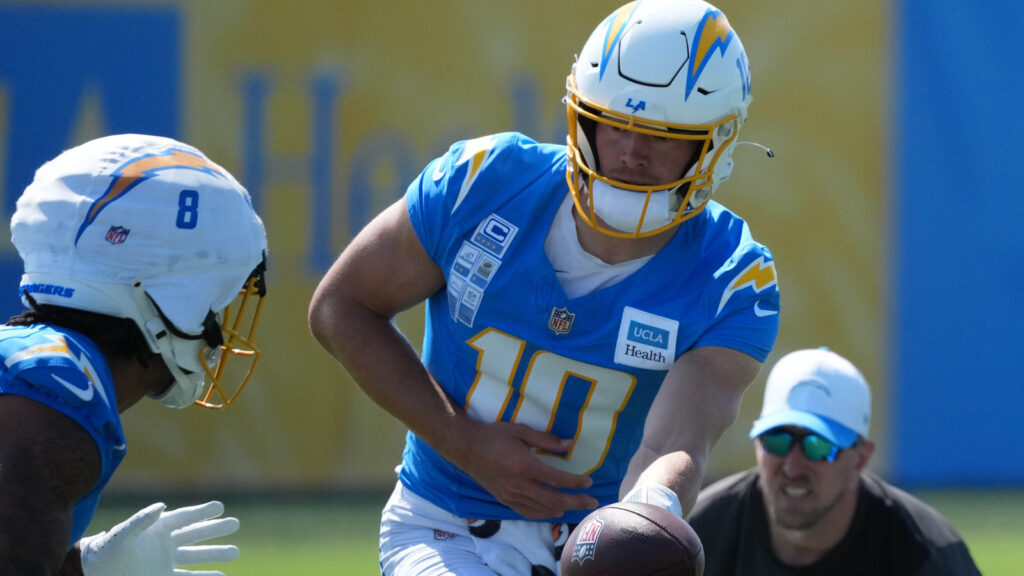 chargers-qb-justin-herbert-wearing-new-eye.jpg