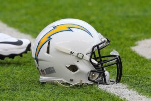 Los-Angeles-Chargers-helmet.jpg
