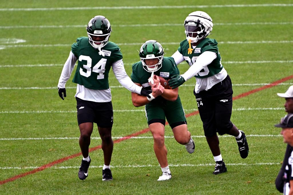 carries-ball-kene-nwangwu-34-109081656.jpg