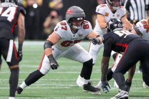 Goedeke-Luke-Bucs-Falcons-stance-engage.jpg