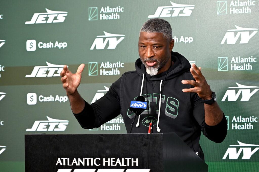 jets-coach-aaron-glenn-speaks-115223730.jpg